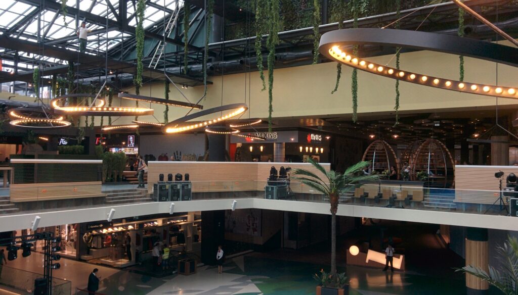 Amenințare cu bombă într-un mall din Capitală. Mailul care a pus poliția pe jar