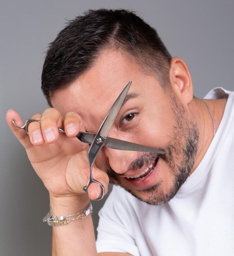 Greșeala pe care o fac femeile când își spală părul. Hairstilistul Adrian Persjovschi ne spune de ce să ținem cont în acest ritual!