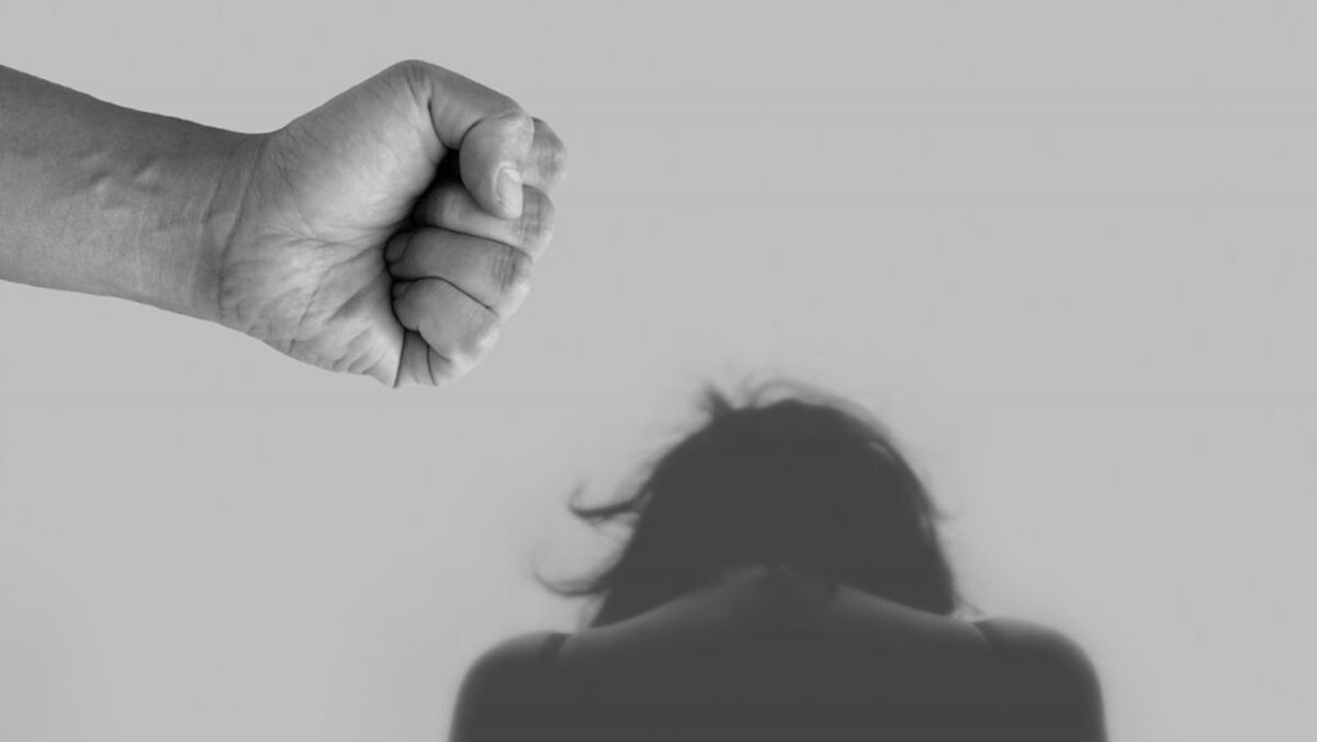 Incident violent în școală. Adolescente bătute de un bărbat