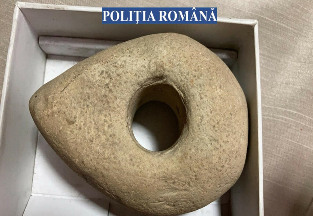 Ghinion mare pentru un buzoian. A fost prins când încerca să vândă un artefact de peste 6.000 de ani