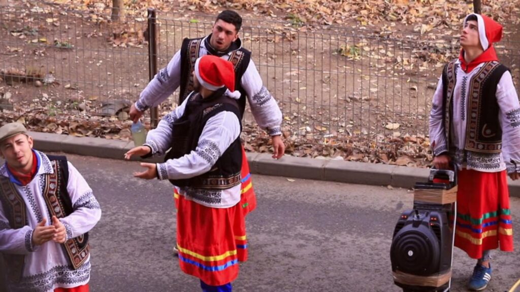 Falșii colindători, amendați și goniți de pe străzi. Tot ce nu are legătură cu tradiționalul va fi taxat