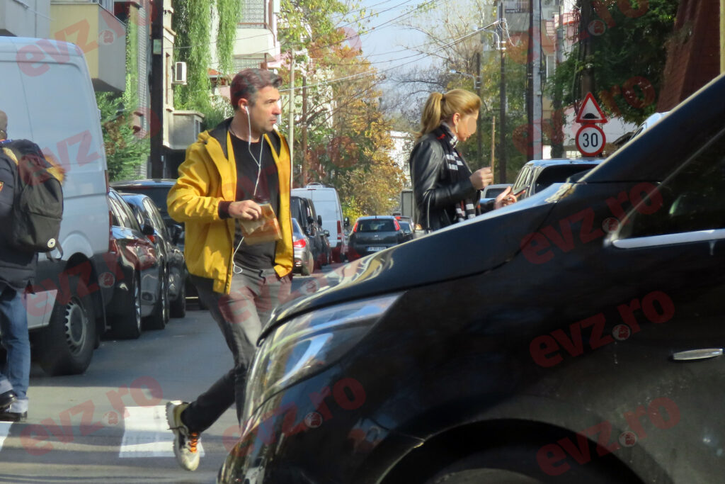 FOTO. Ce face foamea din om! Cornel Ilie a blocat traficul din Dorobanți pentru un covrig