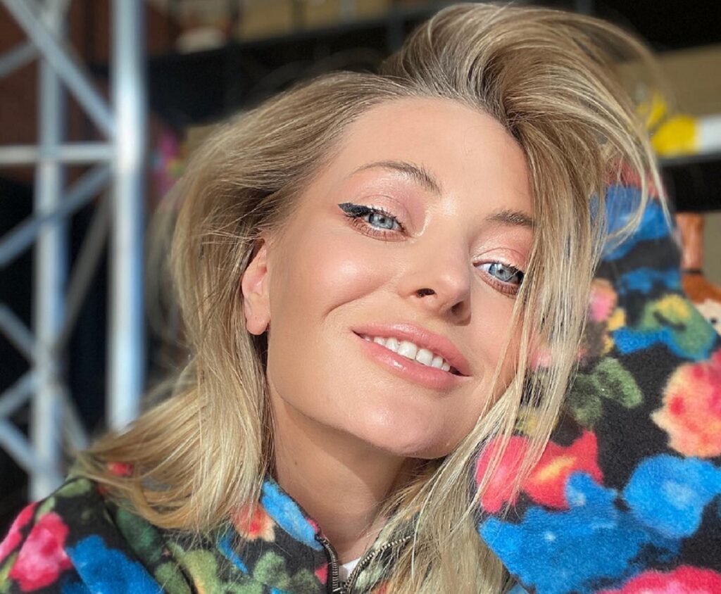 Delia a trăit spaima vieții ei la Paris. Surprinsă de protestele violente, vedeta a fugit către camera de hotel