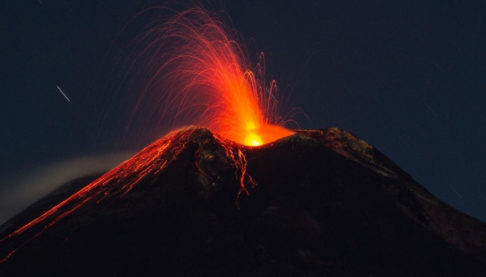 Românii care ajung în Sicilia, avertizați de MAE după erupția vulcanului Etna. Probleme pe Aeroportul Catania