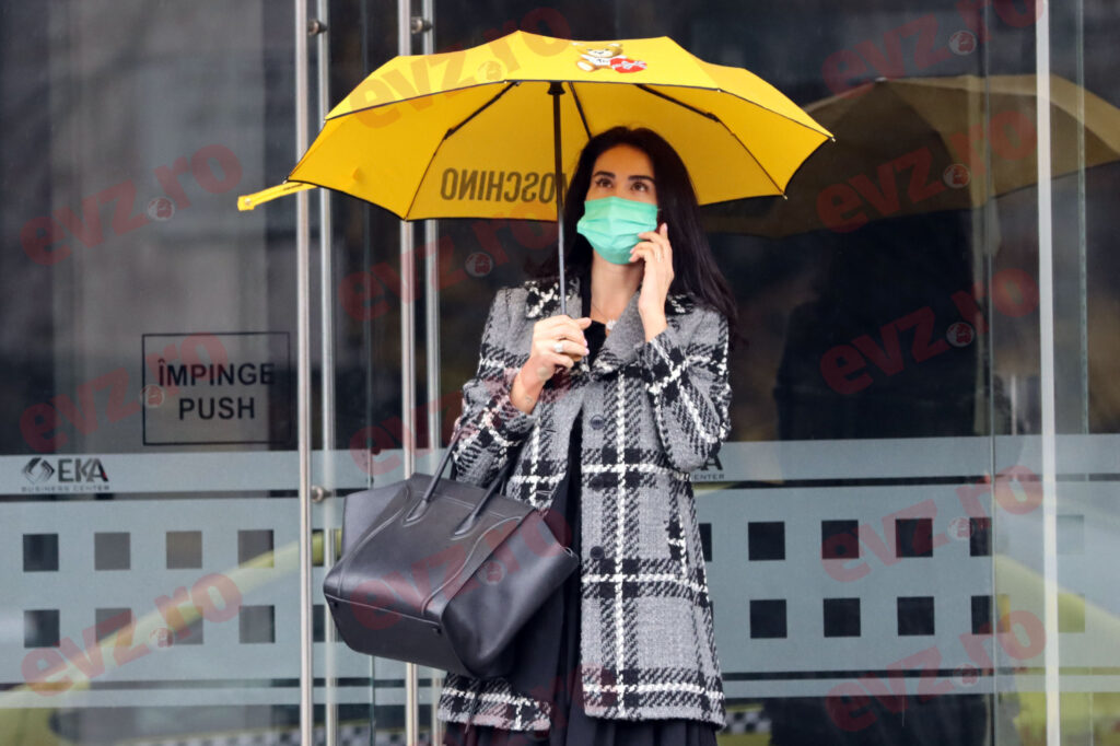 FOTO/ Geanina Ilieș are un impozant inel pe deget, însă nu acel inel de logodnă. Prezentatoarea TV așteaptă să fie cerută de soție