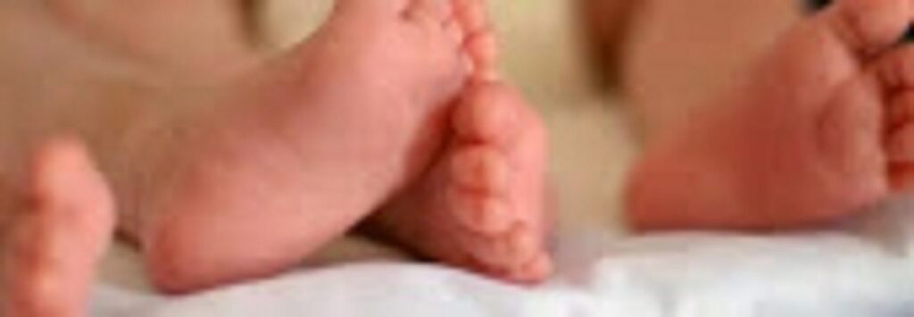 Guvernul a aprobat majorarea cu 50% a indemnizaţiei de creştere a copilului pentru mamele de gemeni, tripleţi sau multipleţi