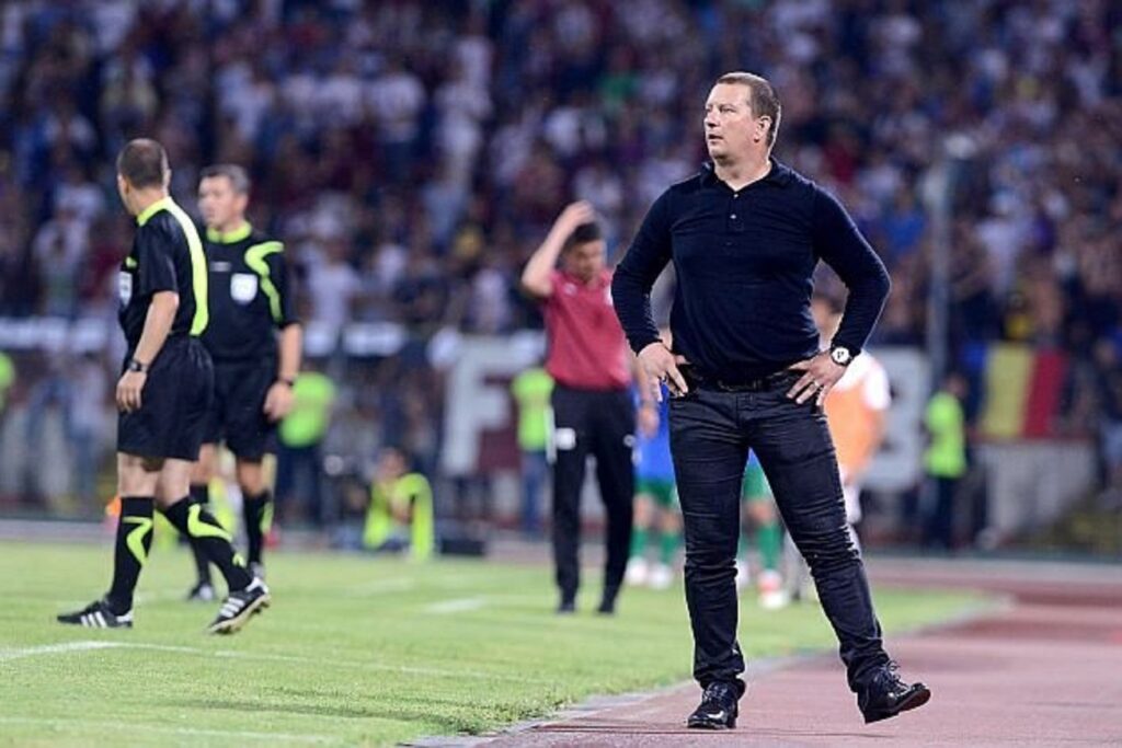 Circ în fotbalul românesc: antrenorul a fost dat afară, dar ține cu dinții de scaun și nu vrea să plece. Acuzat că a vorbit mult și n-a făcut nimic