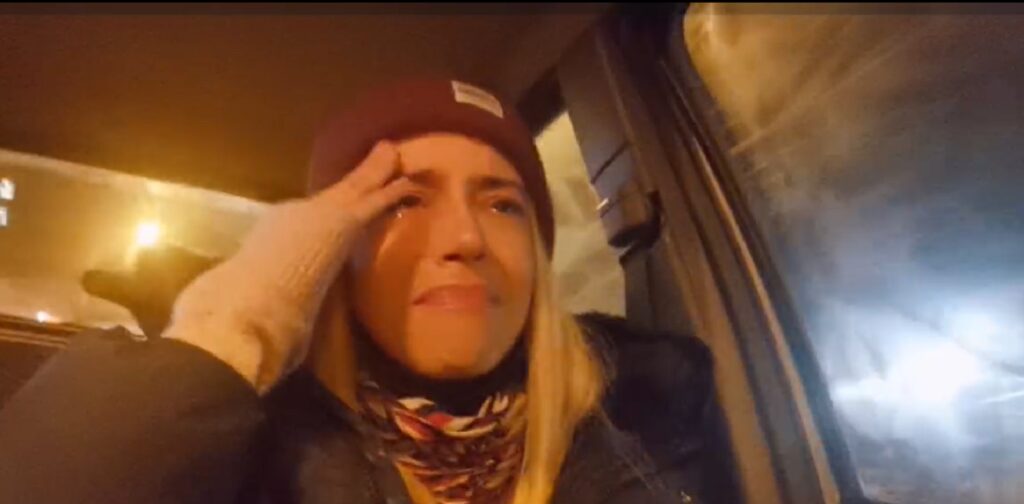 Jurnalista ”săltată” de polițiști e în lacrimi! Tatăl ei a fost bătut crunt într-un magazin și e în spital. Video