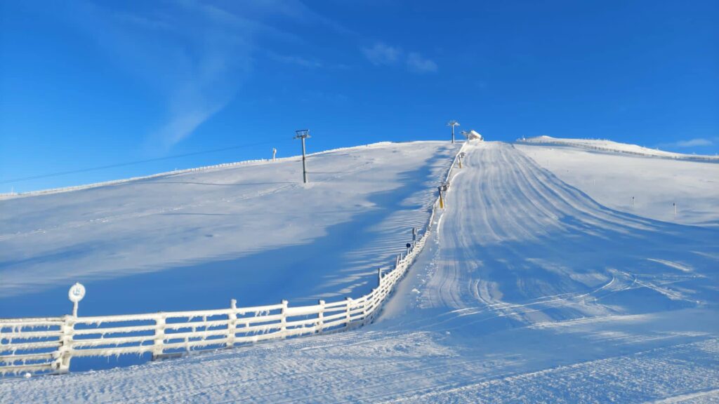 Un alt domeniu schiabil din România își începe sezonul! Programul și tarifele percepute turiștilor