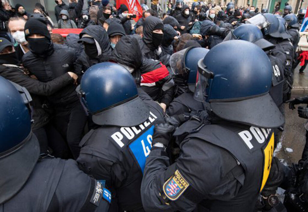 Măsurile pentru limitarea răspândirii COVID-19 au creat revoltă. Germanii ies în stradă și își fac auzite nemulțumirile