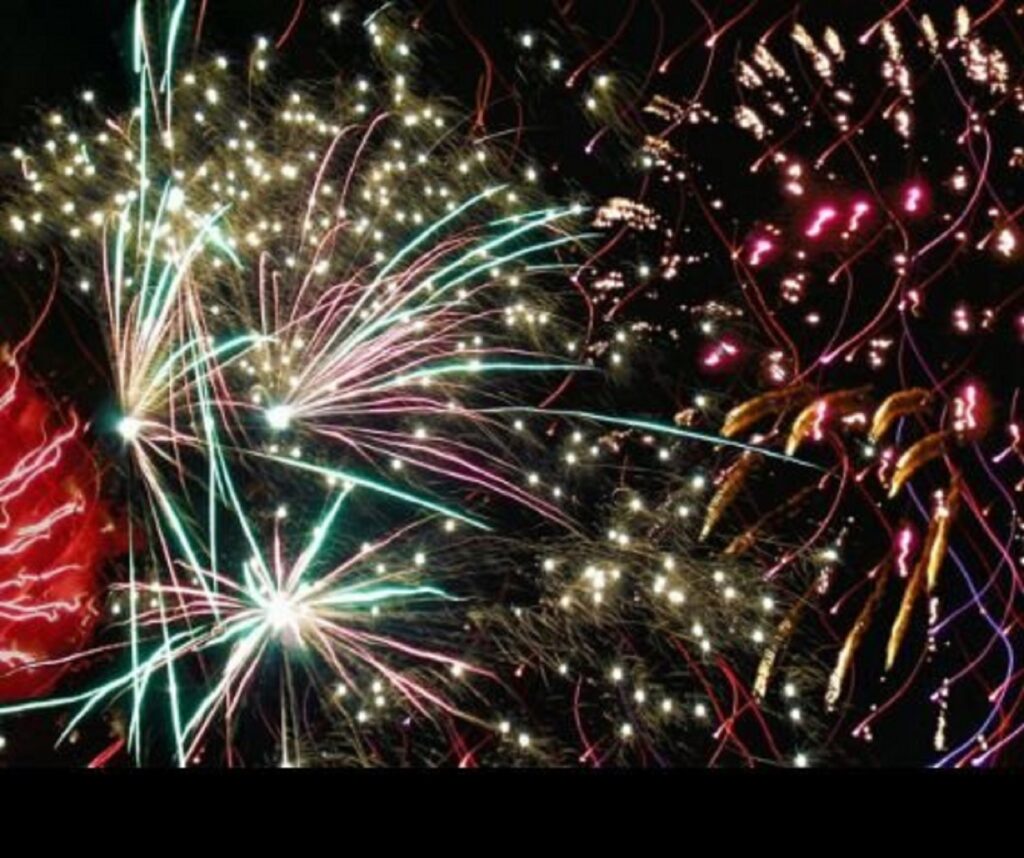 Tradiții și superstiții ciudate cu ocazia Anului Nou. Oamenii care se plimbă cu valize goale în jurul casei și spărgătorii de veselă