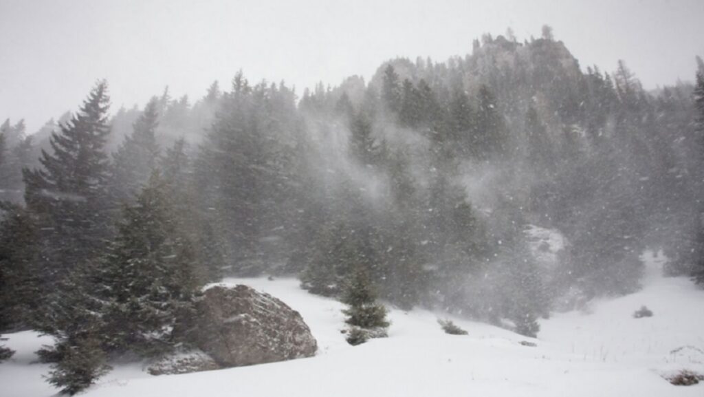 Cod GALBEN de ninsori: Rafale puternice de vânt și zăpadă de peste un metru. Peisaje spectaculoase la munte