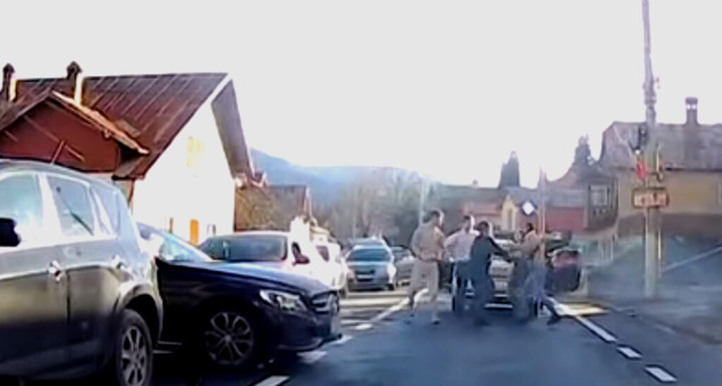 Petrecăreții recalcitranți de pe Valea Prahovei au „încins o horă” în mijlocul străzii. Bătaia a fost filmată și a ajuns în atenția poliției