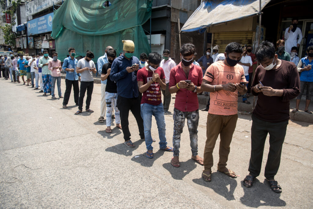 Condițiile mizerabile în care trăiesc muncitorii indieni care produc cele mai scumpe telefoane din lume