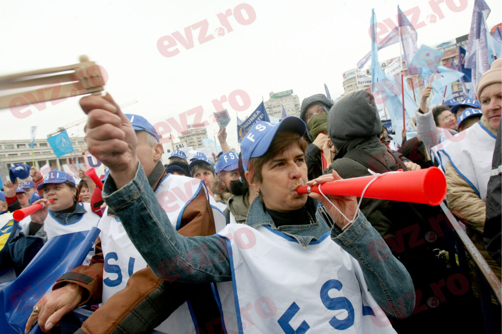Protest în fața Guvernului. Profesorii cer salarii mai mari, după ce ANAF a anunțat impozitarea meditațiilor