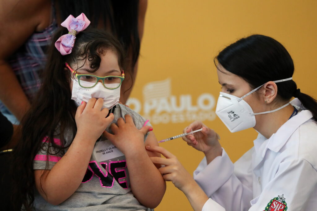 Părinții se tem să-și vaccineze copiii împotriva coronavirusului. Rata imunizării este la pământ