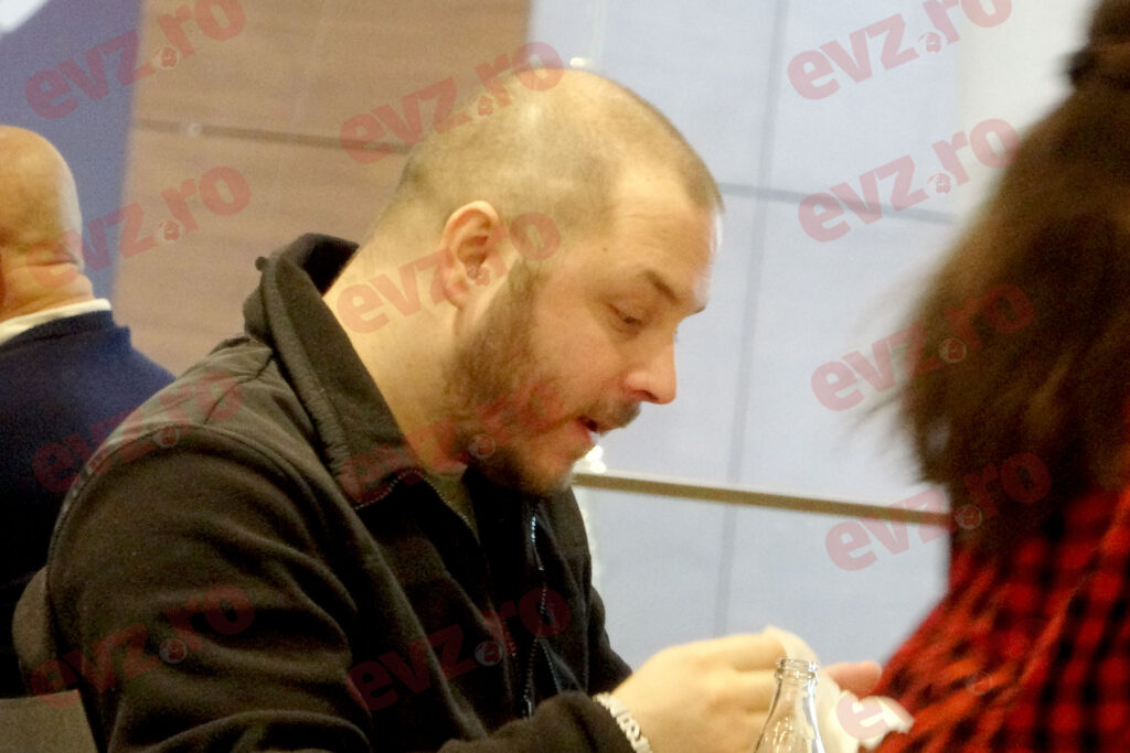 VIDEO. Bogdan Mălăele face stand-up comedy și în timpul liber. Fiul lui Horațiu Mălăele este ca o doză de umor pentru prietenii lui