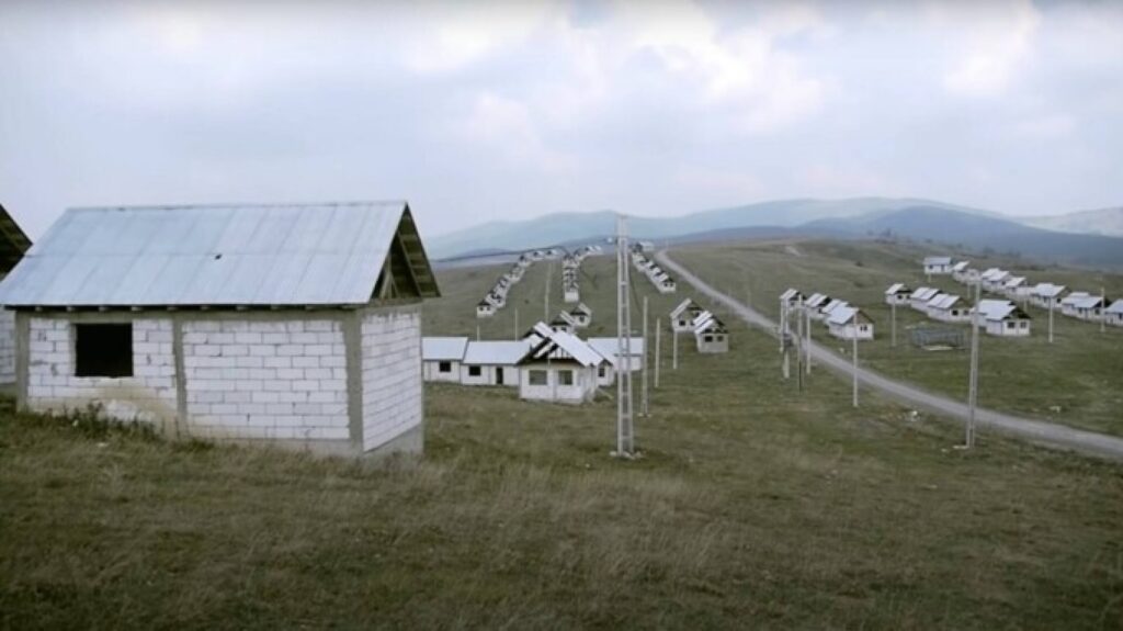 Nu este o glumă! Case de vânzare la preț de 250 de euro. Zona are potențial turistic