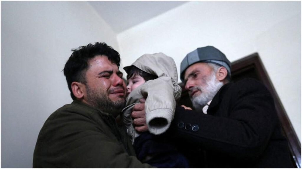 Bebelușul pierdut în timpul crizei din Afganistan s-a reunit cu familia. Poliția a trebuit să intervină
