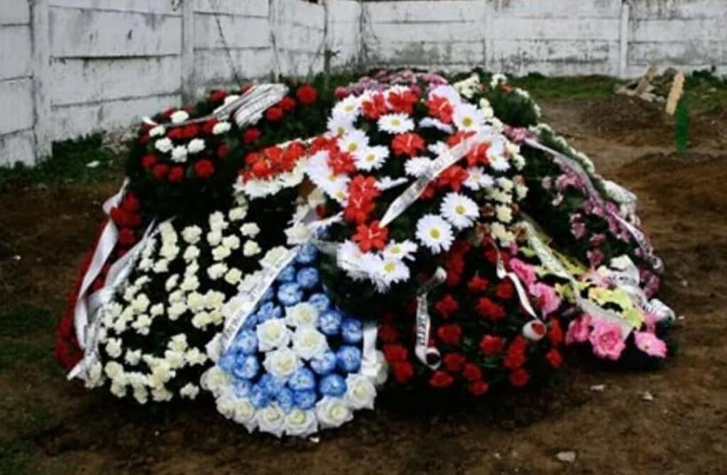 Fără coroane la înmormântări: Sunt bani arși care nu ajută familia îndoliată. Propunerile unui preot sibian