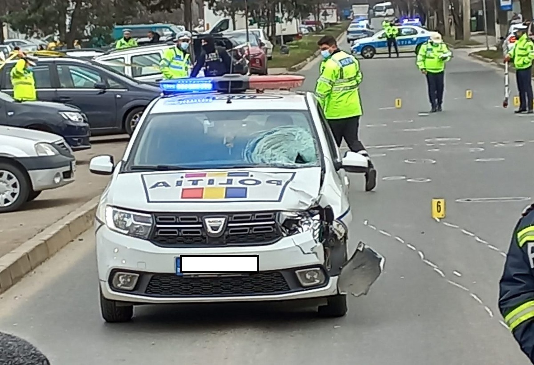 O mașina de poliție a fost atacată cu pietre în Sectorul 4