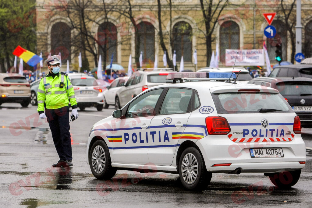 Mașină de poliție implicată într-un accident rutier. Victima, un minor de 16 ani