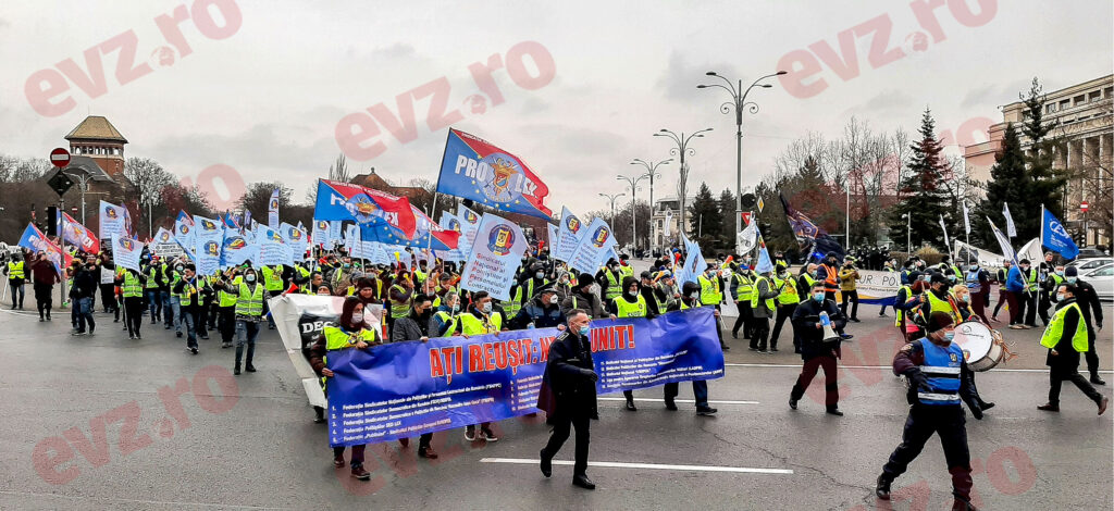 Salariile mici îi scot pe profesori în stradă. Protest programat în Piața Victoriei pe 20 octombrie