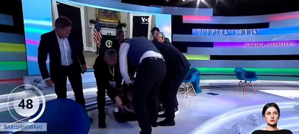 Bătaie în direct la TV. Un jurnalist l-a lovit pe un politician. Totul a pornit de la Putin