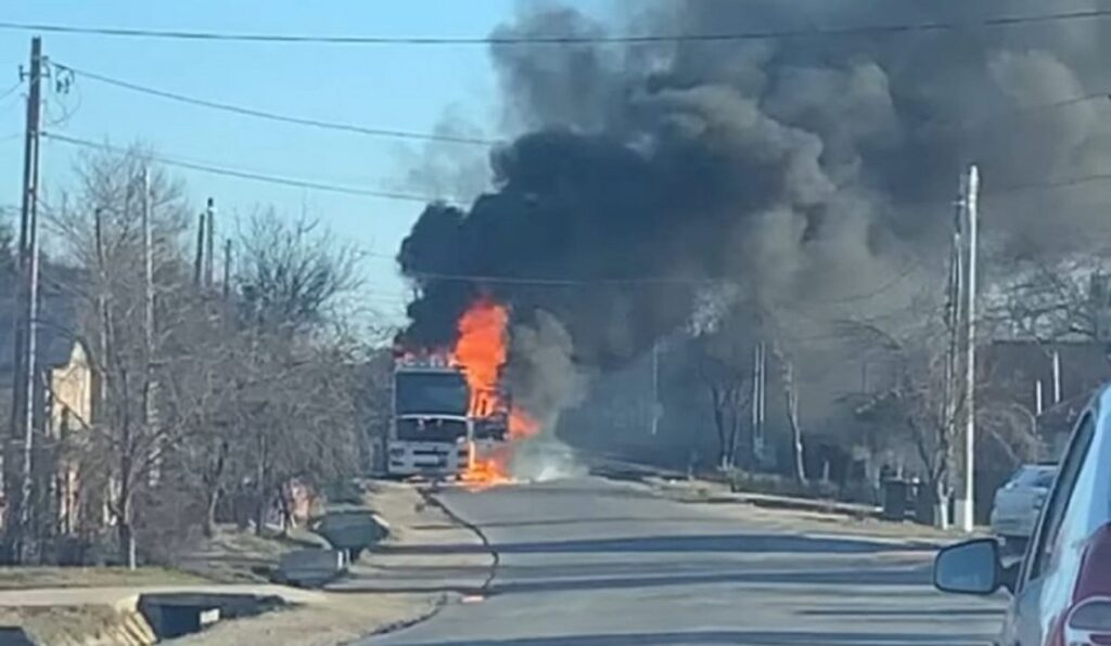 Panică pe o șosea din România, după ce un TIR a luat foc. Primele informații prevedeau o catastrofă