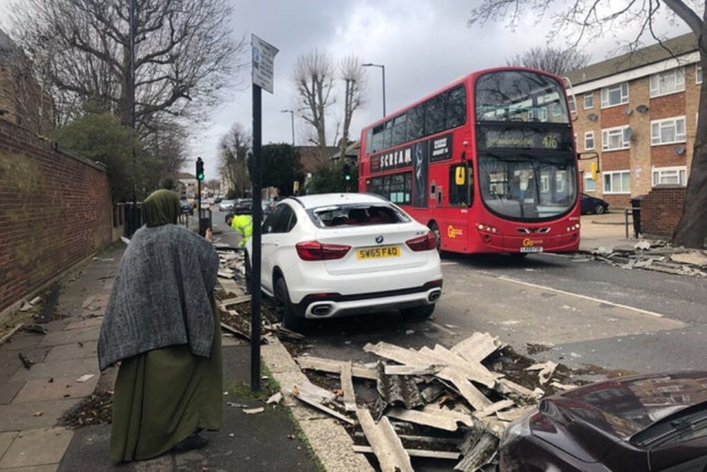 Furtunile au devastat Europa. 14 morți, zeci de mii de locuințe în beznă, drumuri blocate. Pagubele sunt uriașe