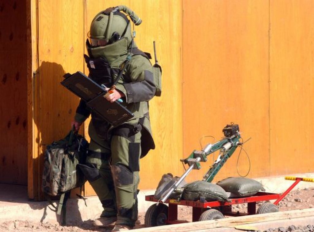 UPDATE. Alarma cu bombă în București s-a dovedit falsă. O întreagă clădire a fost evacuată. Autoritățile fac cercetări pentru evitarea unui dezastru