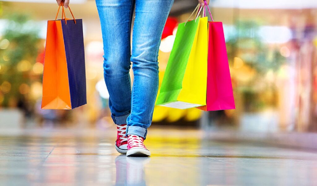 Hainele şi cărţile, printre cele mai cumpărate produse de pe internet în 2021