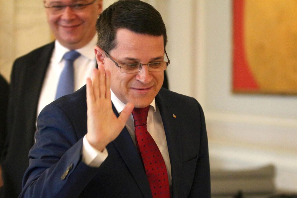 Eduard Hellvig îl felicită pe George Tuță, fostul său consilier din SRI, pentru victoria de la Sectorul 1