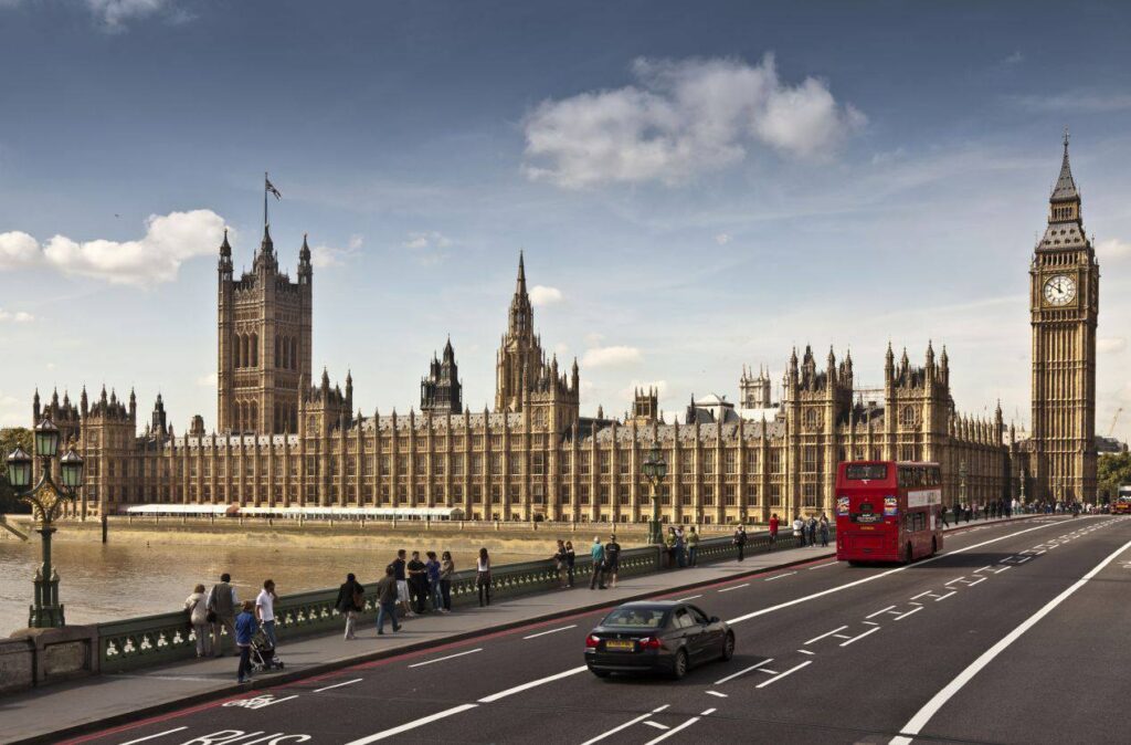 Numărul românilor care aplică pentru cetățenie britanică a crescut: „Modul în care funcționează societatea, în România, le-a creat mari neplăceri”