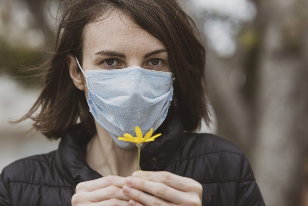 De ce unii oameni își pierd gustul și mirosul. Ce se întâmplă când te infectezi cu SARS-CoV-2