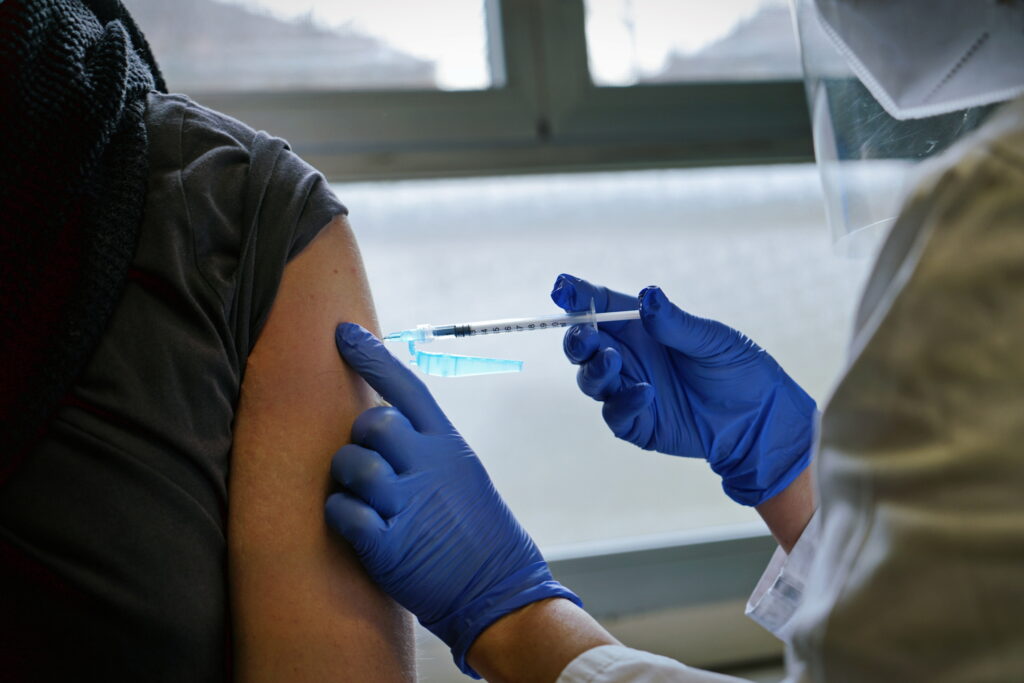 Vaccinul protejează mai bine în fața „long Covid”. Recomandările specialiștilor britanici