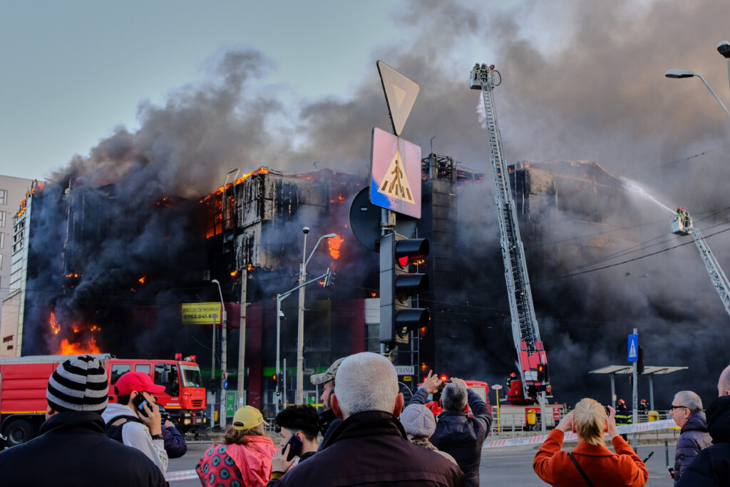 Anchetă în urma incendiului. Flăcările au distrus un centru comecial din Sectorul 5. Pagubele sunt uriașe