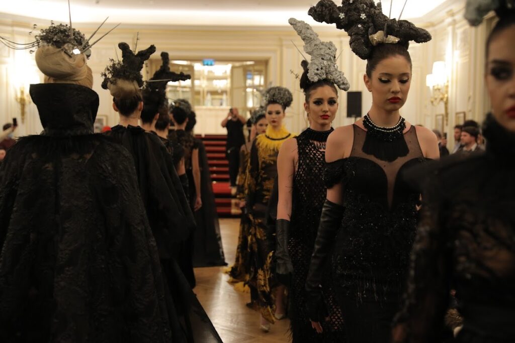 Designerii romani, spectacol de execeptie la Ritz Paris. Loredana Groza a sustinut un recital care a ridicat sala in picioare. Elena Boncea, pentru prima data in ipostaza de manechin. FOTO