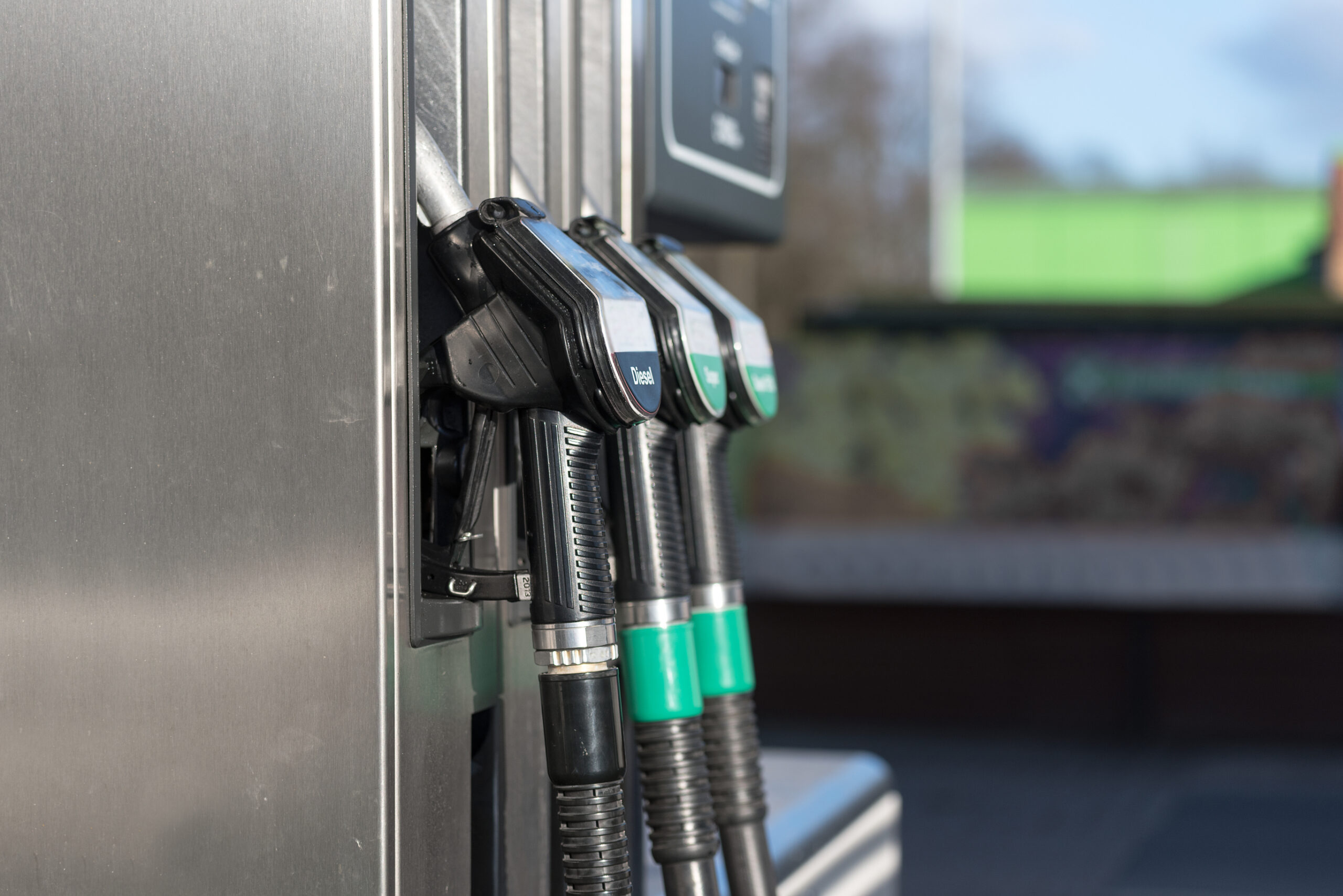 Cât costă un litru de motorină la Petrom și OMV. S-a consemnat a treia zi de majorări