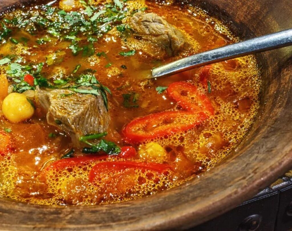 Borșul, efecte incredibile asupra organismului! Rețeta de ciorbă cu miel recomandată de nutriționiștii pentru masa de Paște