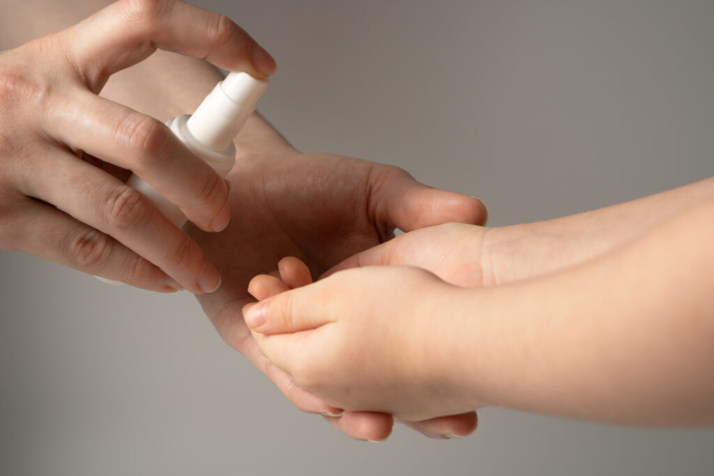 Dezinfectanții pot avea efecte devastatoare asupra copiilor. Avertisment pentru mamele însărcinate