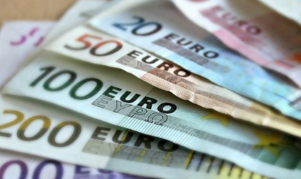 Super-mulţi bani de la stat pentru aceşti români! Guvernul a pus la bătaie sute de milioane de euro. Cine poate lua banii