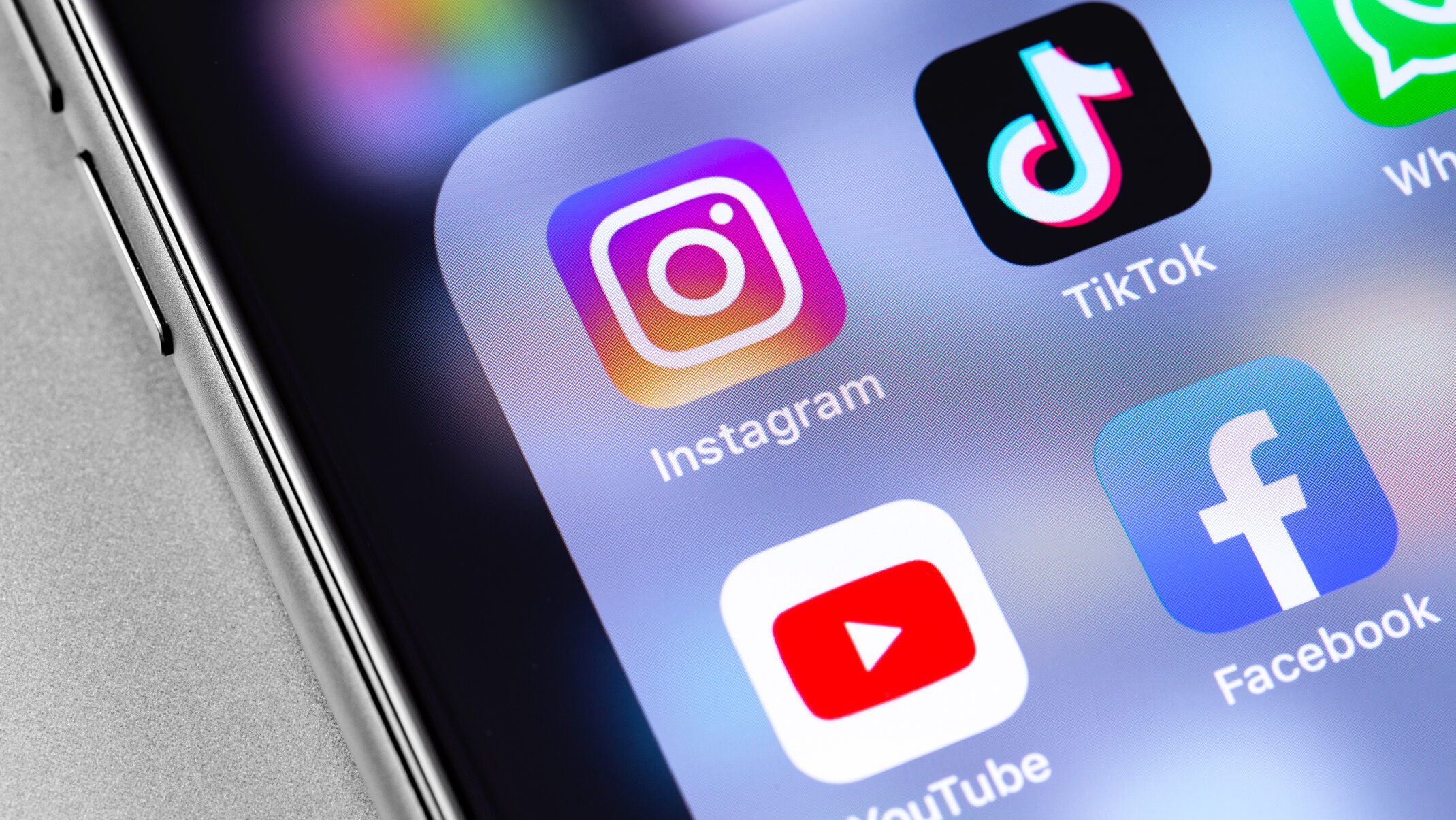 Exclusiv Rețelele sociale și manipularea emoțională. Cum sunt influențate opiniile politice prin TikTok și Instagram