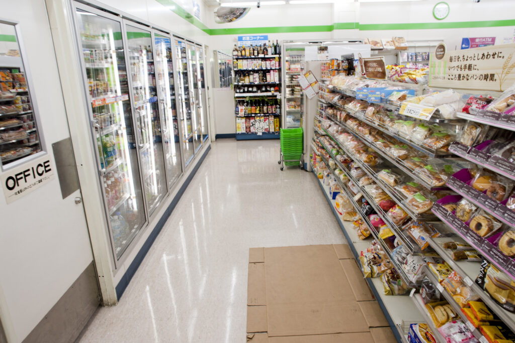 Scene halucinante în Bulgaria: Oamenii se calcă în picioare pentru promoțiile la ulei. Un bărbat a murit în timp ce aștepta la coadă. VIDEO