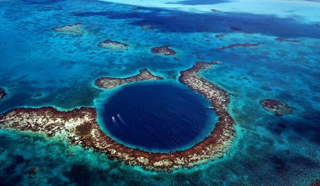 Top cinci ciudațănii ale Pământului. Marea Gaură Albastră se crede că este un loc de amerizare a extratereștrilor