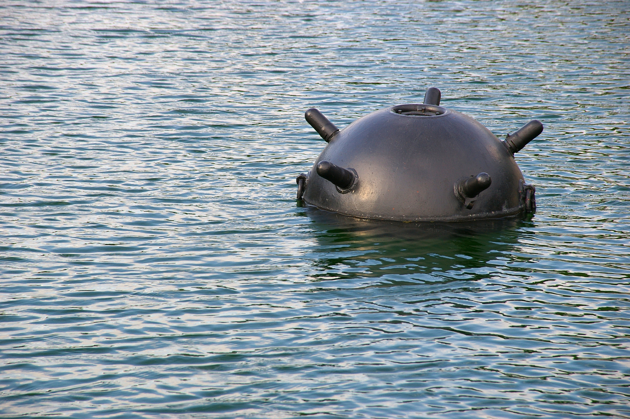 Echipamente performante pentru depistarea minelor marine
