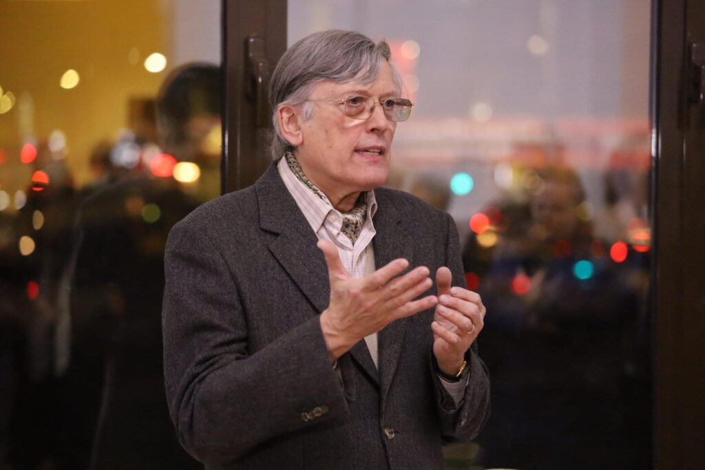 Raza de lumină a Lui Dumnezeu, raza speranței. La Galeria Romană, o nouă expoziție, o nouă speranță, lumi de frumusețe: „Călător”