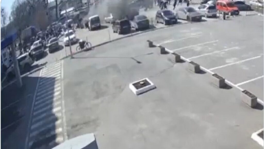 Momente înfiorătoare! Imagini cu o rachetă lovește în civilii care primesc ajutoare umanitare în Harkov. VIDEO