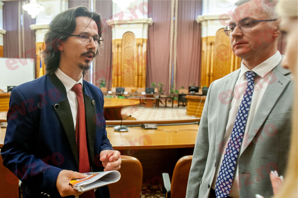 Noua cucerire a lui Cristi Danileț. Cine este femeia din lanul de rapiță. Foto