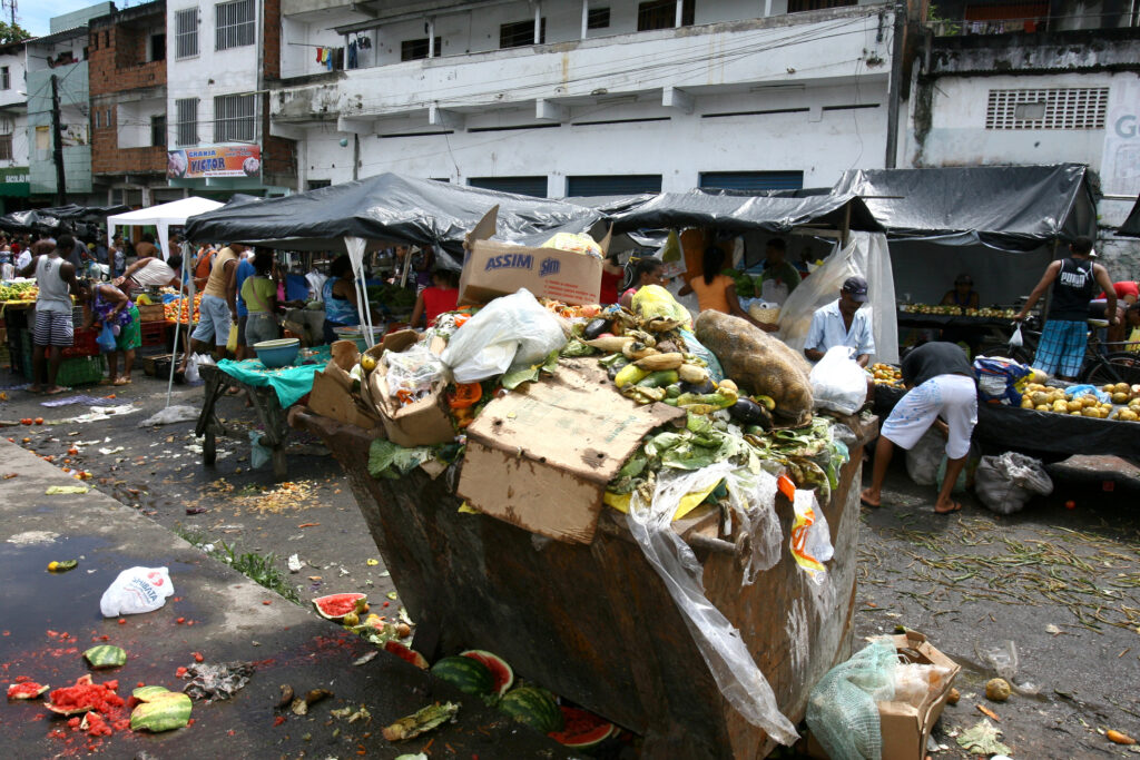 Românii nu au fost cumpătați nici în acest an. Tone de alimente ajung la coșul de gunoi, după mesele încărcate de Paște